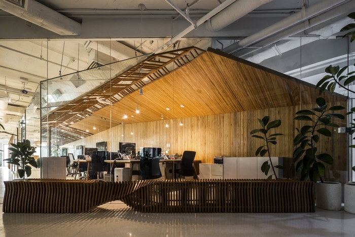 木质架构的现代风办公室设计