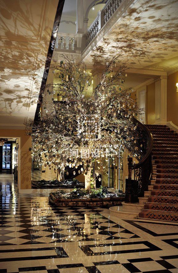 英伦传奇酒店Claridge’s森林细语圣诞树亮相